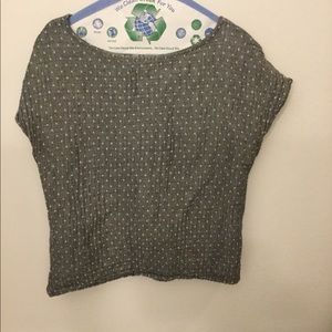 Gray and white dotted cropped shirt.